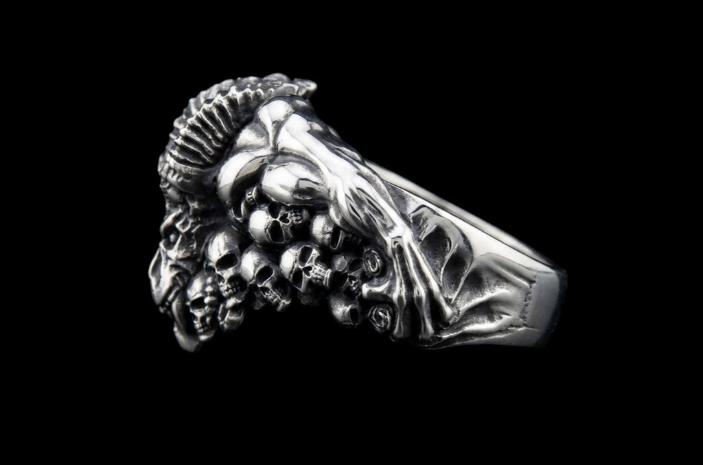 The Horned Skull Ring - side view